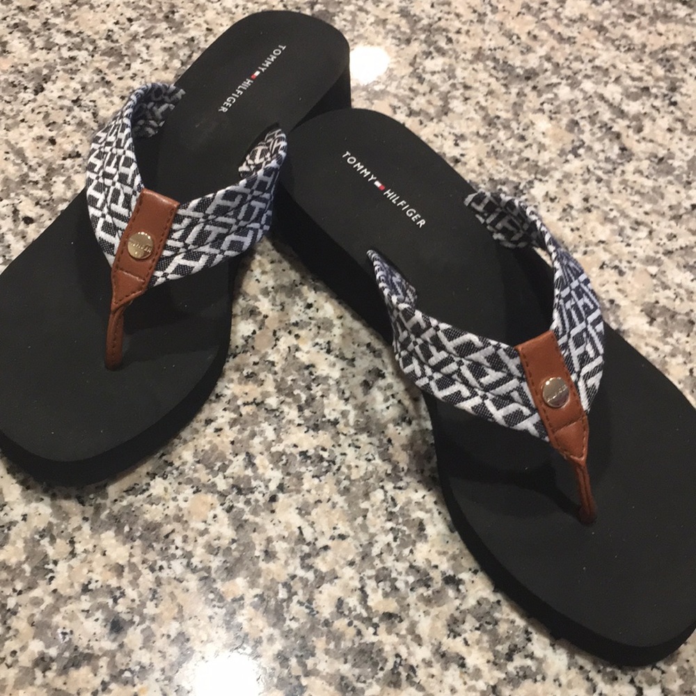 Tommy Hilfiger  cloth/leather Wedge Flip Flops 8